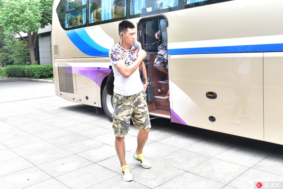 基地训练馆内,汗水早已浸透训练服,球员们在体能教练的指导下进行高强度的核心力量训练,每一次起身、每一次拉伸,都只为在新赛季对抗中占得先机。