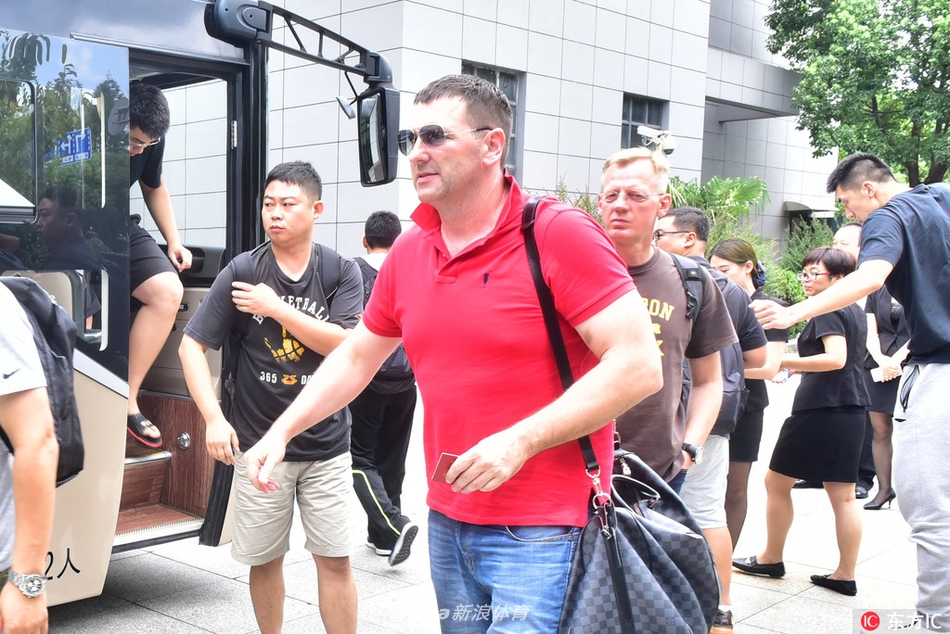 新赛季的期望压在眉梢,队长睢冉在训练间隙神色凝重地望向球场另一端,他的眼神里既有对防守端重任的担当,也饱含着对球队走得更远的无限憧憬。