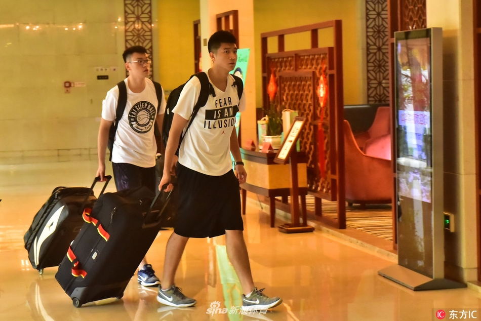 训练馆里,丁彦雨航在对抗训练后停下脚步,一边调整呼吸一边聆听助理教练的战术布置,MVP的光环下是他对每一个细节精益求精的执着。