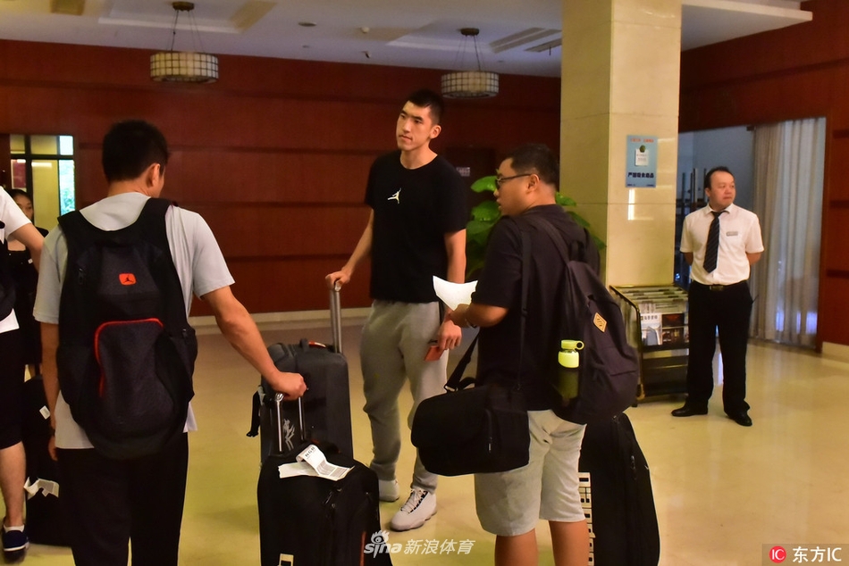 初秋的北仑午后,山东男篮的大巴满载着希望与期待稳稳停靠在基地门前,球员们有序下车,脚下的每一步都踏出新赛季征程的坚实回响。