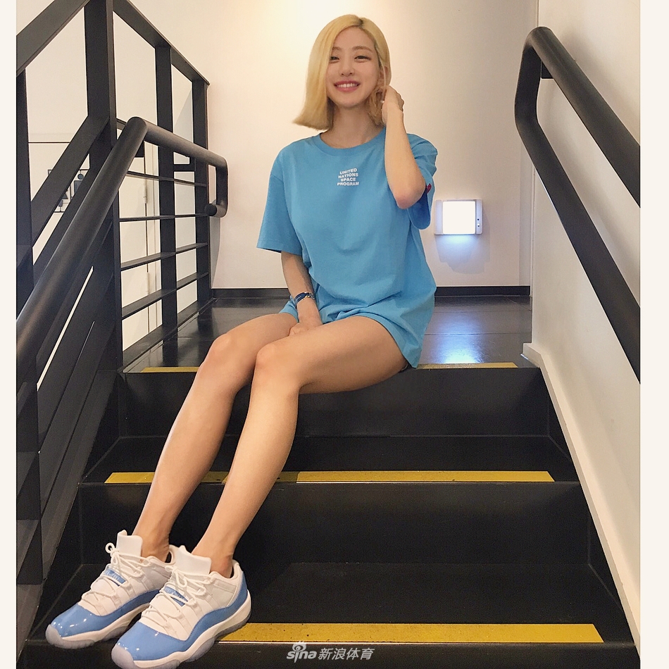 在一面巨大的鞋墙前,DJ Soda侧身站立,手里拎着一双金色的球鞋,墙上密密麻麻摆满了限量款球鞋,她脸上带着自信的微笑,好身材与满墙的潮鞋相得益彰。