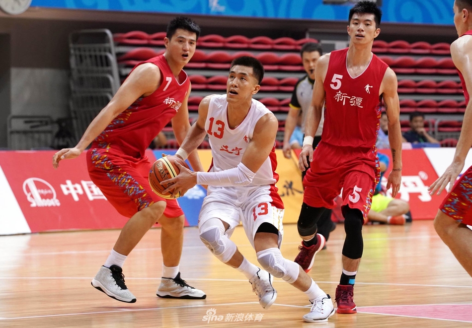 夺冠庆典上,郭艾伦怀抱金牌咧嘴大笑,像个孩子一样开心,身旁的队友们纷纷伸出手触摸这座来之不易的冠军奖杯,每个人的脸上都洋溢着幸福。