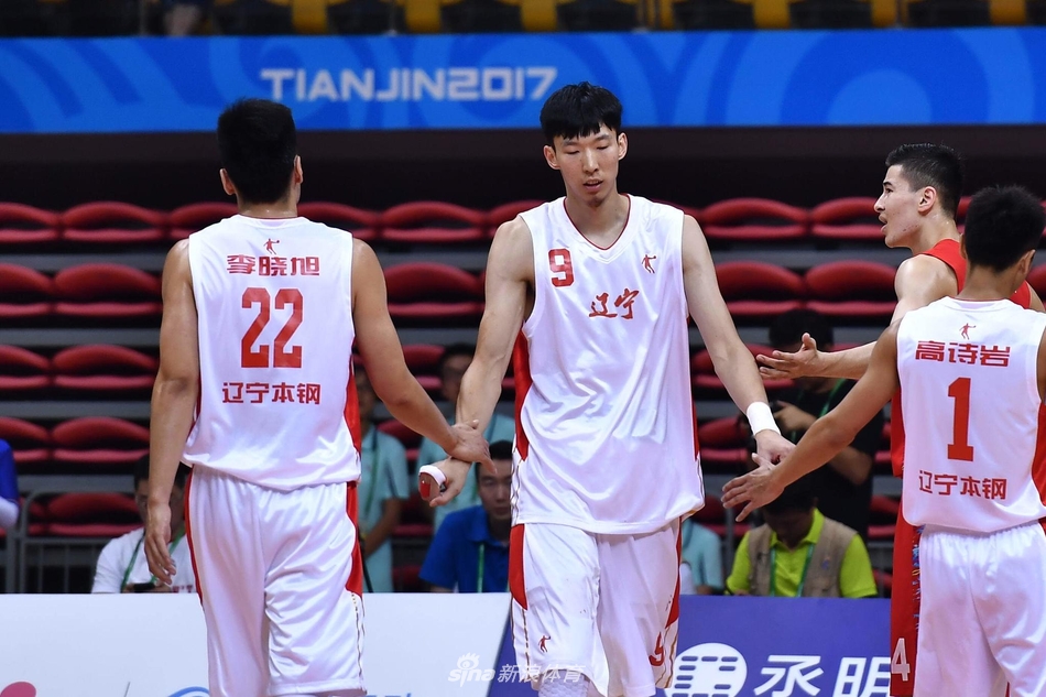 周琦在篮下高高跃起,在与新疆队外援的对抗中稳稳摘下前场篮板,手臂上的肌肉线条分明,这一刻他就是辽宁内线最可靠的屏障。