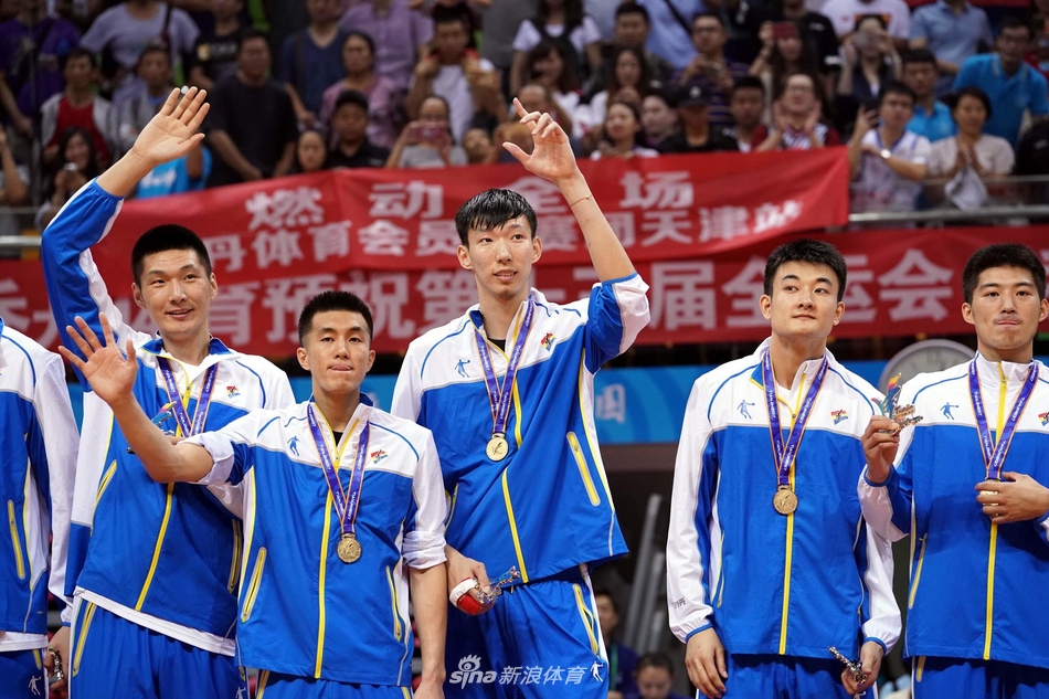 终场哨响瞬间,辽宁男篮全队沸腾,球员们激动地冲向场地中央,将他们的主帅郭士强高高抛起,空中定格的是胜利的喜悦与多年的释放。