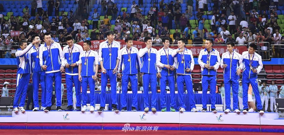 郭艾伦在新疆队两人的严密包夹下强行突破,他眼神坚毅,身体在对抗中失去平衡,却依然将球高高抛向篮筐,展现出了亚洲顶尖控卫的风采。