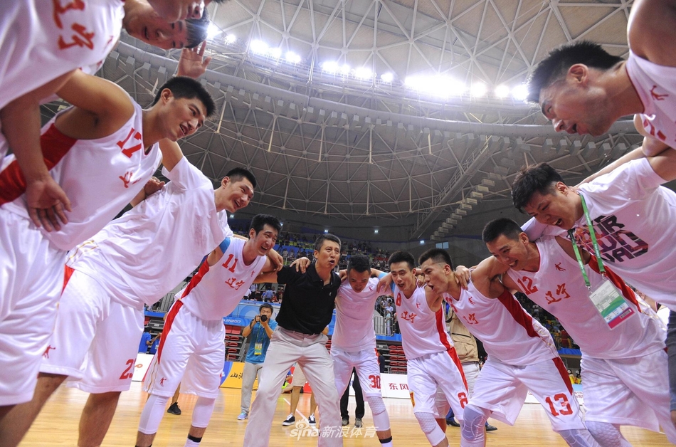 颁奖仪式上,辽宁男篮全体队员整齐列队,胸前的金牌在灯光下闪闪发光,他们深情凝视着缓缓升起的五星红旗,眼中饱含激动与自豪的泪水。