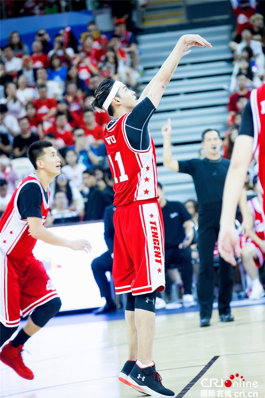 吴亦凡在比赛中尝试高难度抛投,动作舒展流畅,将演艺天赋与运动基因完美融合在篮球场上