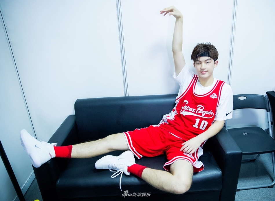 赛场上董力眼神坚定，面对防守球员高高跃起，在空中完成一记姿势标准的跳投，篮球脱手而出划出优美弧线