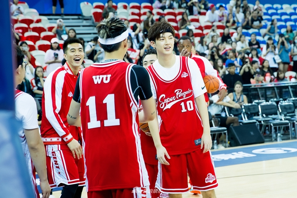 董力俯身运球突破，对手紧贴防守，他眼神专注地观察队友跑位，准备随时送出传球