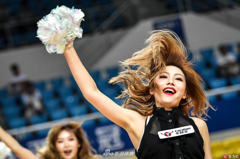 动感节拍再次响起，两位领舞的宝贝面带极具感染力的笑容，带领身后的队友变换队形，她们的热情仿佛能穿透屏幕，点燃整个体育馆的空气。