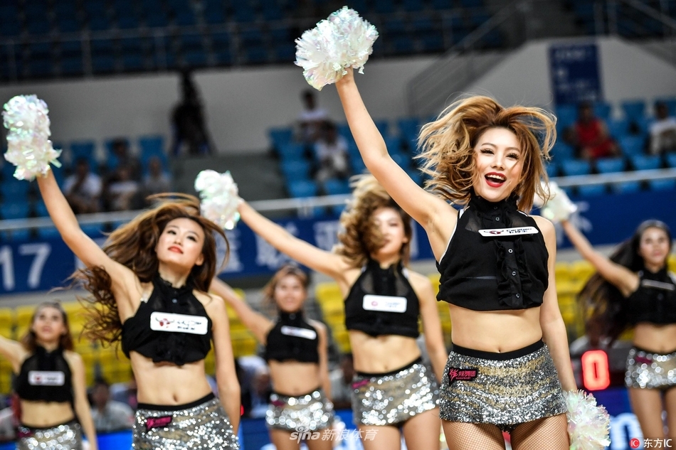 表演结束，啦啦宝贝们向观众致意后退场。逆光的镜头捕捉下她们优美的身形轮廓，虽然即将离开聚光灯，但她们留下的热情与美好已经深深刻在在场每个人的心中。