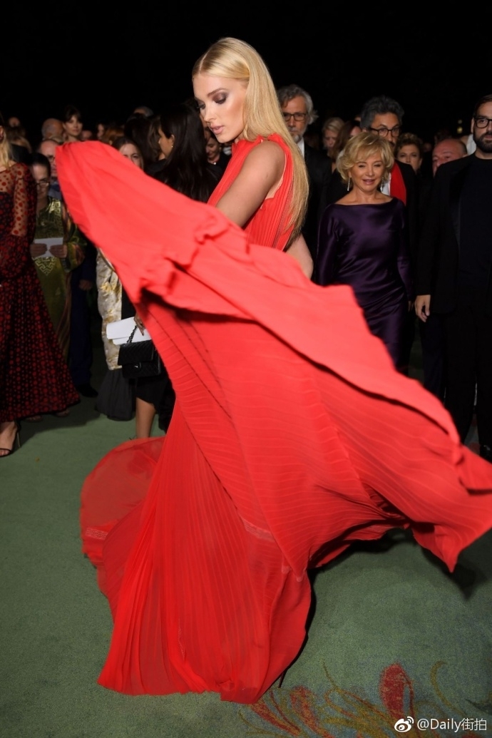 最后一张图中，艾尔莎在室内灯光下凝视镜头，红裙的细节与她的金发形成强烈视觉冲击，整个人散发着由内而外的健康光泽，那是属于前运动员的挺拔与超模的优雅交织出的独特气质。