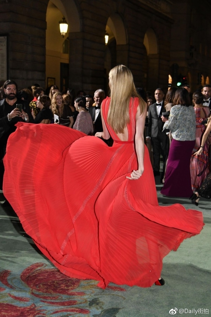 镜头拉近，艾尔莎的妆容精致而立体，红唇与红裙相得益彰，金色的长发随意披散，既有超模的凌厉，又不失瑞典姑娘的洒脱。