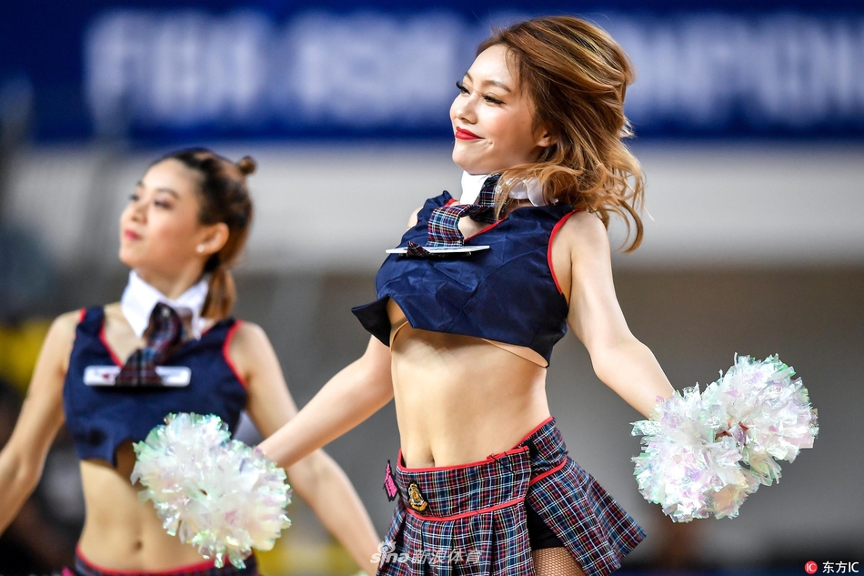 聚光灯下,篮球宝贝们的编舞层次分明,前排队员的灿烂笑容与后排队友的动感身姿交织,展现出团队的默契与活力。