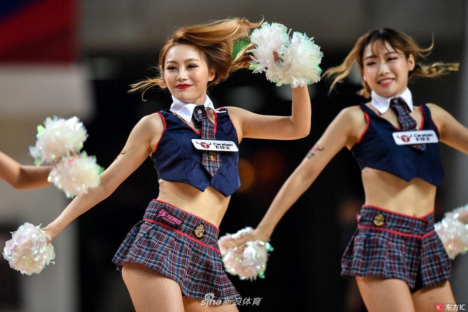 尽管画面模糊,但依然能感受到啦啦宝贝们整齐划一的舞蹈动作和充满力量的律动,她们正全情投入地为即将开始的比赛预热。