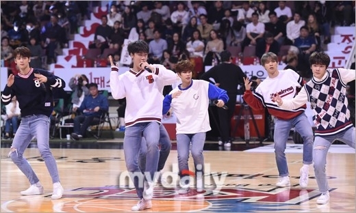 경기장 이벤트가 끝난 후 아스트로 멤버들이 관중을 향해 환한 미소로 손을 흔들며 퇴장하고 있다.