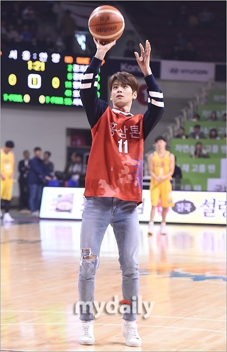 차은우가 집중된 눈빛으로 시구를 준비하며 공을 던지기 직전의 진지한 표정.