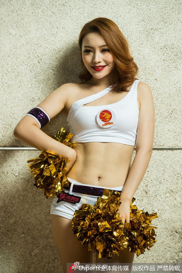 写真镜头下的宝贝身着亮片短裙,身姿曼妙,举手投足间散发出耀眼夺目的熟女光彩