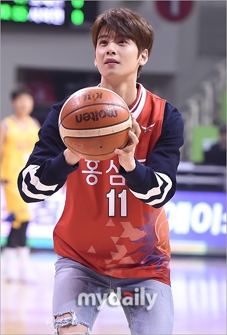 아스트로 멤버들이 농구장 이벤트에서 밝은 표정으로 농구공을 손에 쥐고 포즈를 취하고 있다.