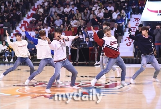 아스트로 멤버들이 경기 관람 중 박수를 치며 선수들의 멋진 플레이에 환호하고 있다.