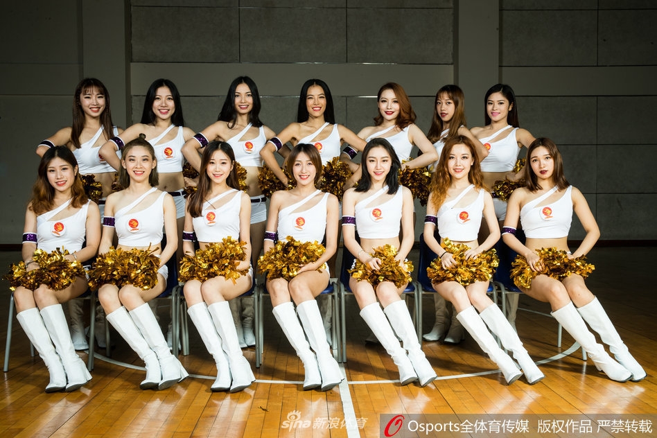 近距离特写中,宝贝肌肤胜雪,红唇娇艳,柔美与性感交织,诠释着多元的女性魅力