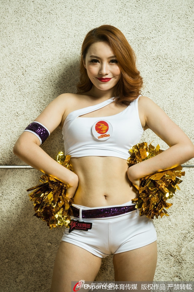 深圳啦啦宝贝回眸一笑,熟女风韵在光影中流转,眉眼间尽是从容与自信