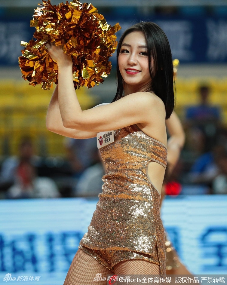 宋粤在比赛间隙与队友互动，侧颜精致如画，专注的眼神中透露出对舞台的无限热爱