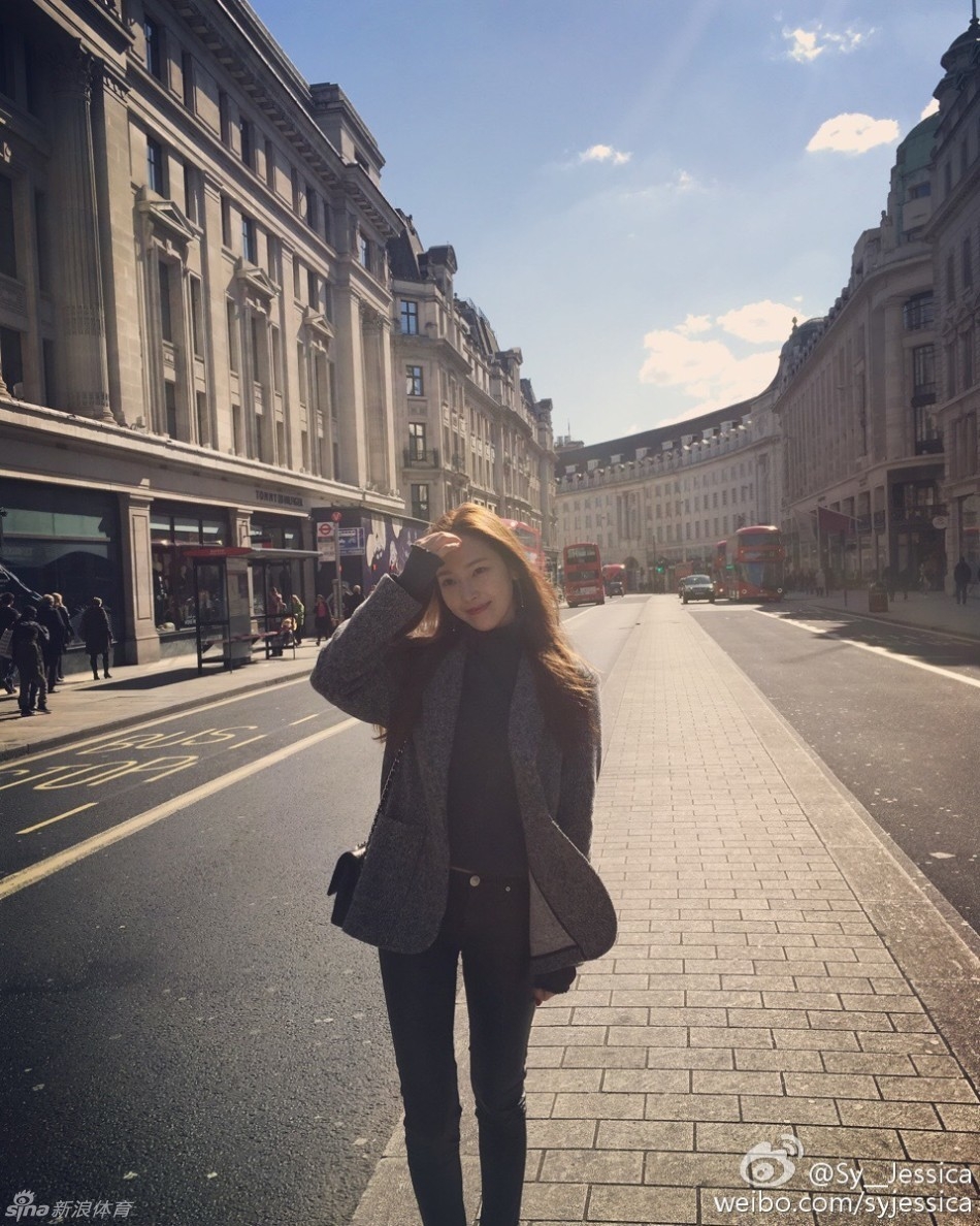 郑秀妍迈着自信的步伐,如同掌控全局的女王,将个人时尚品味与强大气场完美融合