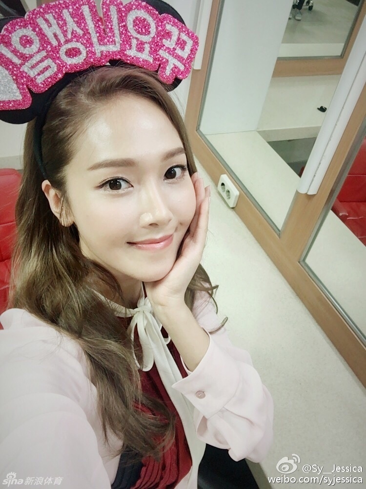 郑秀妍回眸瞬间,五官精致立体,肌肤白皙如雪,散发出“冰山公主”独有的清冷高贵气质