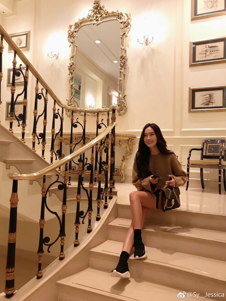 郑秀妍休闲装扮下难掩出众气质,她的双腿在任何姿态下都能构成一幅和谐而充满张力的画面