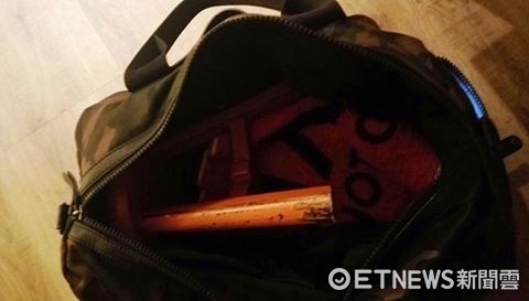 蕭敬騰在場上運球過人，動作敏捷，眼神凌厲。他雖然個子不高，但重心極低，持球突破的瞬間充滿了爆發力，展現出與舞台上搖滾歌手截然不同的運動魅力。