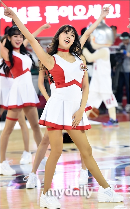 身着亮色运动套装的啦啦队员,在场上摆出充满活力的舞蹈定格姿势,自信笑容与完美身材相得益彰。