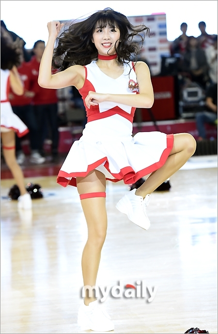 比赛暂停间隙,啦啦队员们在场上激情热舞,修长身姿随音乐律动,飞扬的发丝散发着无限活力。