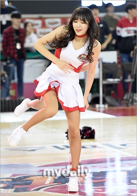 啦啦队员在场上表演高难度舞姿,迷人的腰部线条与充满力量的肢体动作,完美展现力与美。