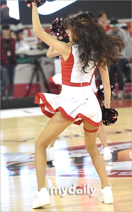 谢幕时分,啦啦队员们集体向观众席挥手致意,温暖笑容与优雅姿态为当晚的比赛画上圆满句号。