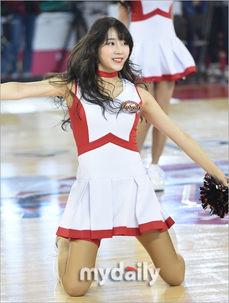 在球场璀璨灯光下,韩国啦啦队女神回眸一笑,清秀面容与活力马尾辫展现出无限青春气息。