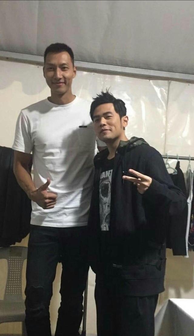 易建联现身厦门演唱会现场，他那挺拔的身姿在人群中有如移动的灯塔，白T恤黑裤的简约穿搭却因两米多的身高成为全场焦点。