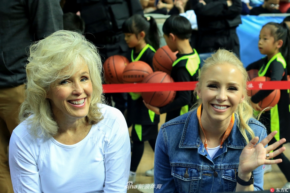 弗雷戴特在长人如林的禁区内高高跃起，身体在空中拧成一张弓，手中的皮球即将在离手刹那画出彩虹弧线，整个球馆的呼吸都仿佛为此停滞