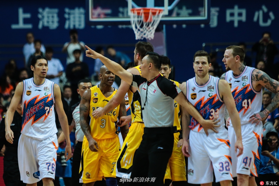 裁判和安保人员迅速介入，死死抱住冲突主角，试图将已经怒火中烧的两人分开。