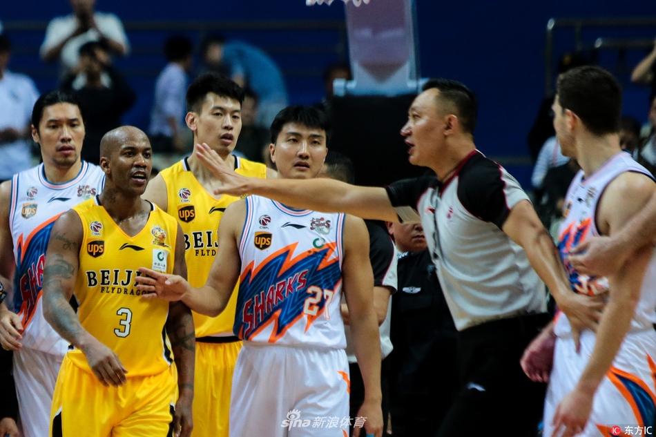 两人额头相抵，胸贴胸膛，弗雷戴特怒目圆睁，马布里毫不退让，上演NBA级别的强硬对峙。