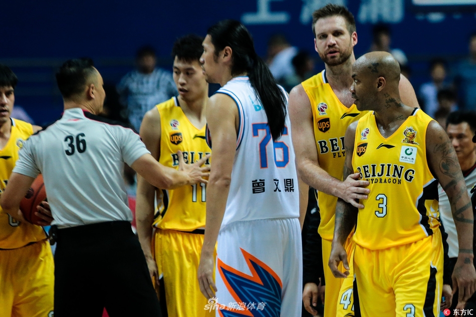 马布里赛后神情落寞，大汗淋漓，这场比赛的低迷和冲突让他承受了巨大压力。