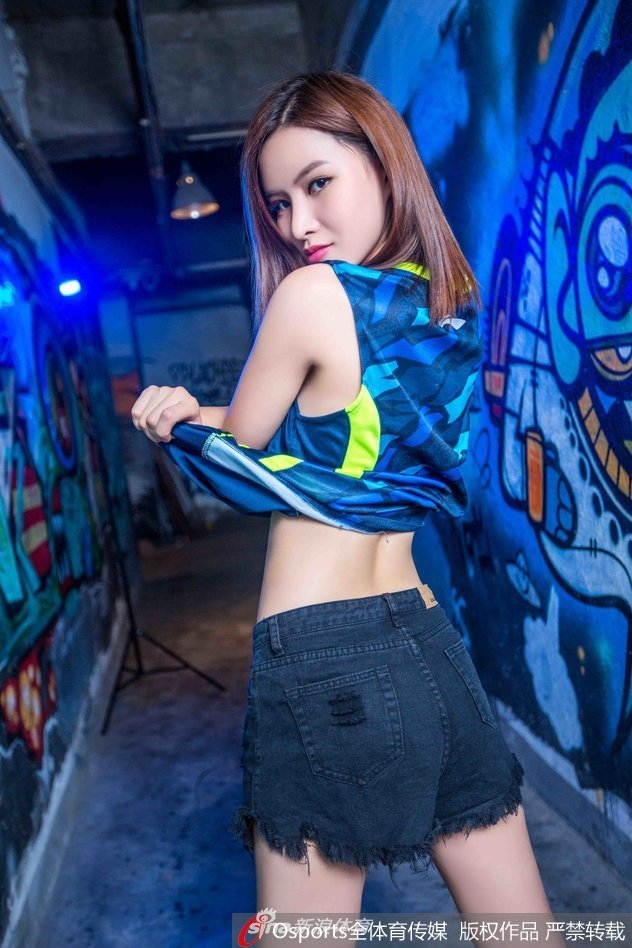 表演落幕，篮球宝贝们向观众致意，碎边短裙在鞠躬时轻柔垂落，她们的脸上洋溢着汗水与笑容，那一刻的美丽定格为赛场最温暖的谢幕。