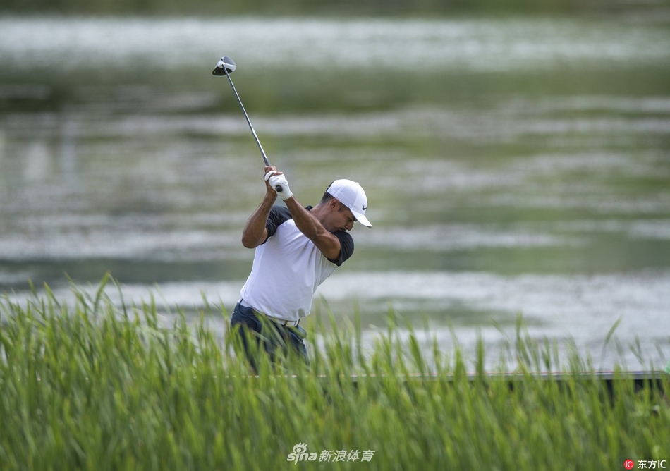 颁奖典礼准备就绪，冠军奖杯在聚光灯下熠熠生辉，静候本届赛事的王者诞生
