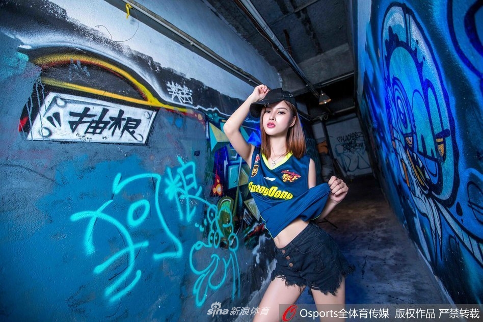 休息间隙，几名篮球宝贝聚在一起整理妆容与裙摆，碎边短裙的流苏在指尖轻柔拂过，她们谈笑风生，展现出幕后真实而亲切的少女情谊。