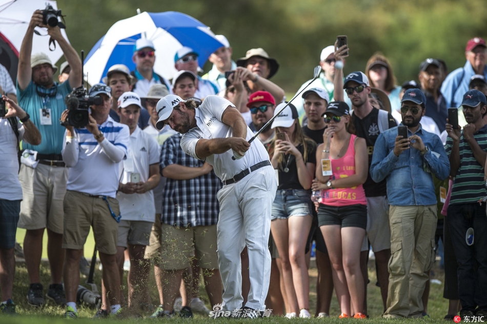维克托·杜比松在沙坑中完成一记高难度救球，沙粒飞扬瞬间定格了他精湛的短杆技术