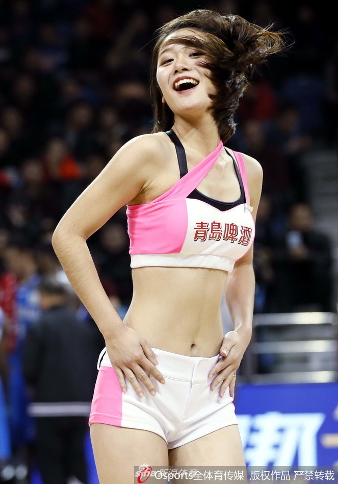 两名宝贝相视而舞,一人长发如瀑倾斜而下,另一人发丝在空中划出优美的弧线,默契的配合如同双生花般绚烂。