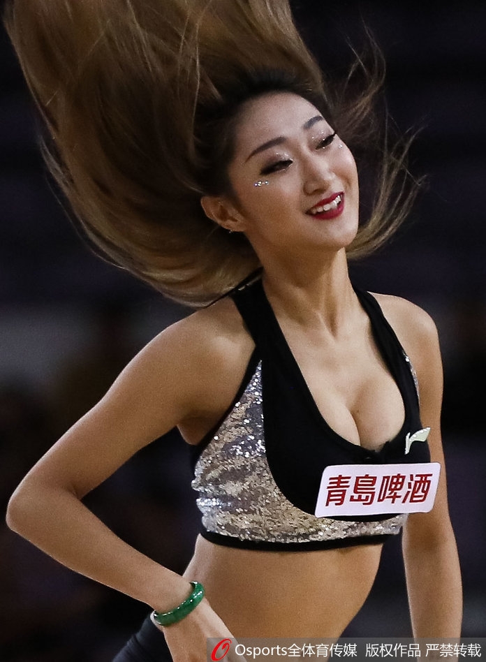 北控篮球宝贝们身着亮黄色短裙,随着动感节拍高高跃起,仿佛要触碰球馆穹顶的灯光,瞬间点燃全场热情。