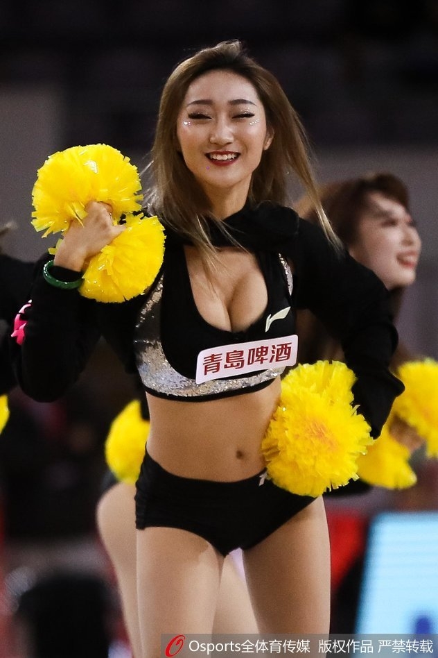 聚光灯下,宝贝们手持金色花球,动作整齐划一挥洒着汗水,脸上洋溢的灿烂笑容比手中的花球更加耀眼夺目。