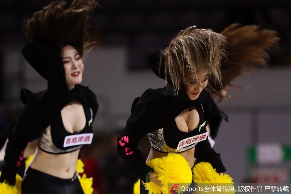中场休息时,宝贝们摆出富有感染力的结束造型,她们的眼神坚定自信,向看台上的观众挥舞双手,互动感十足。