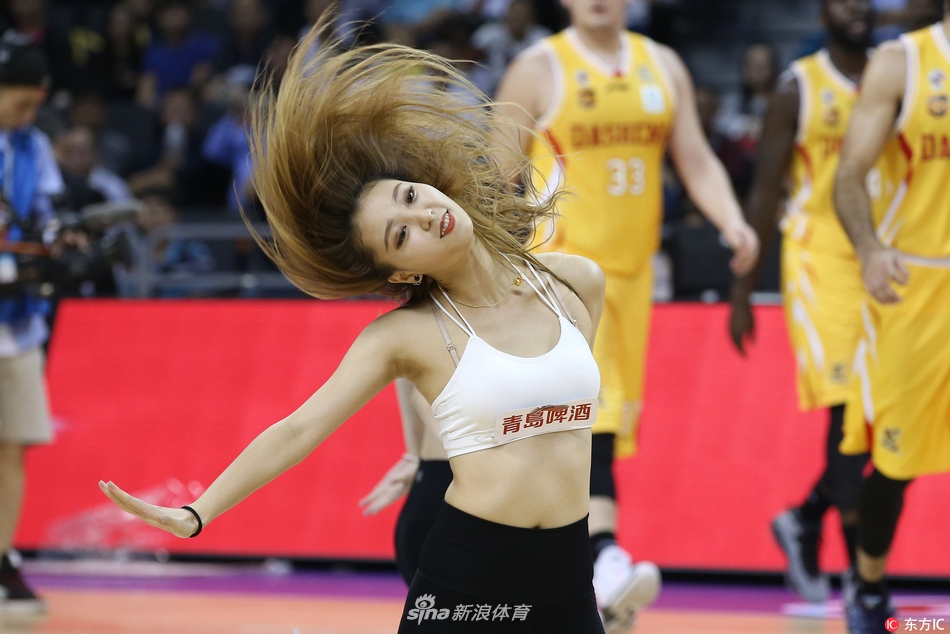 姑娘们身着融合时尚元素的表演服，利用比赛间隙整齐排列，将简单的篮球场变成了展现女性活力与魅力的绚丽T台。